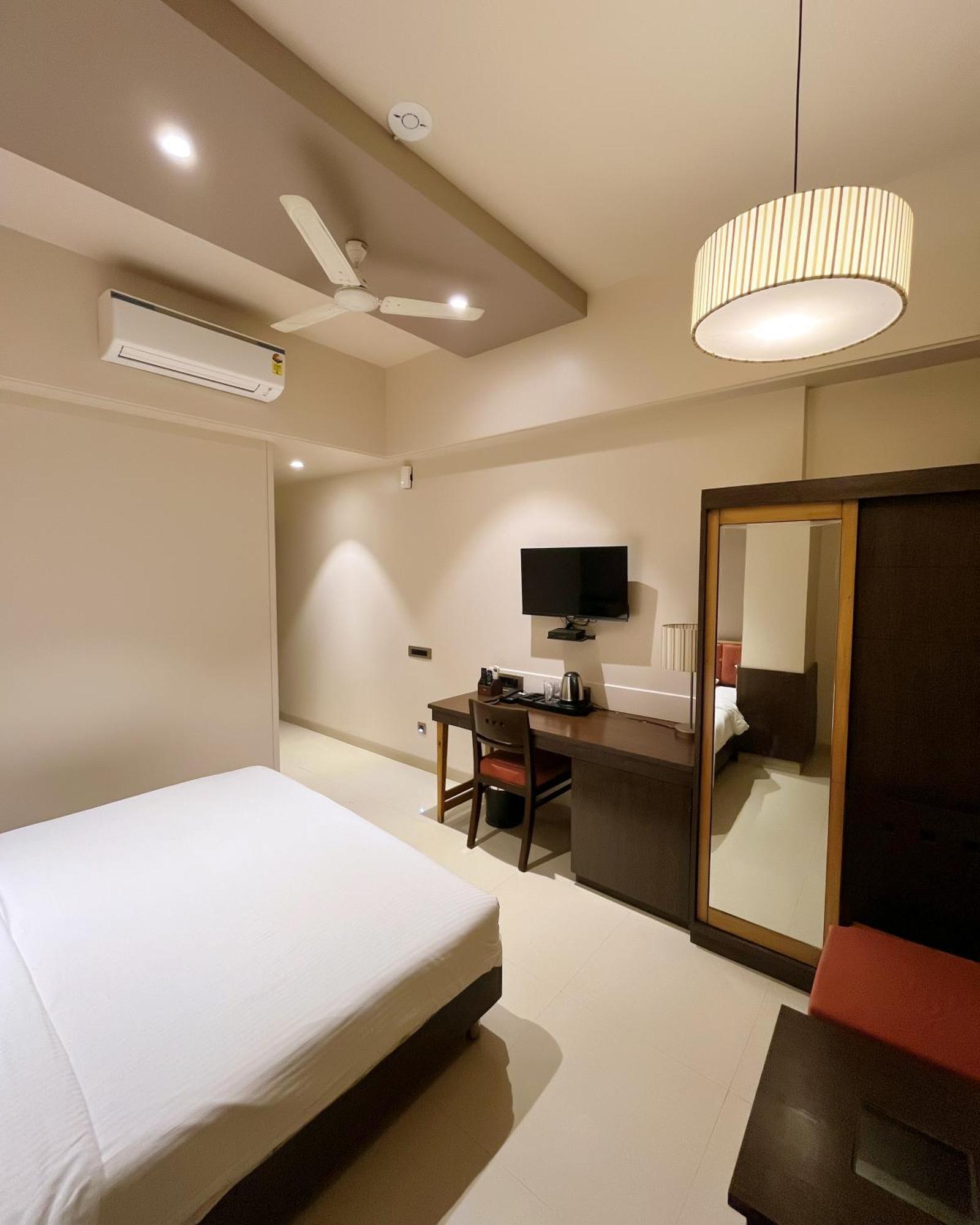 Hotel Sadanand Regency Pimpri-Chinchwad Экстерьер фото